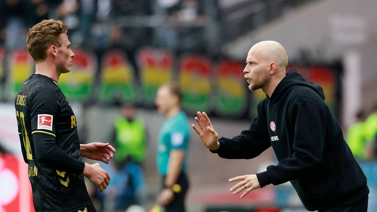 René Wagner gibt Sebastian Sebulonsen Anweisungen.