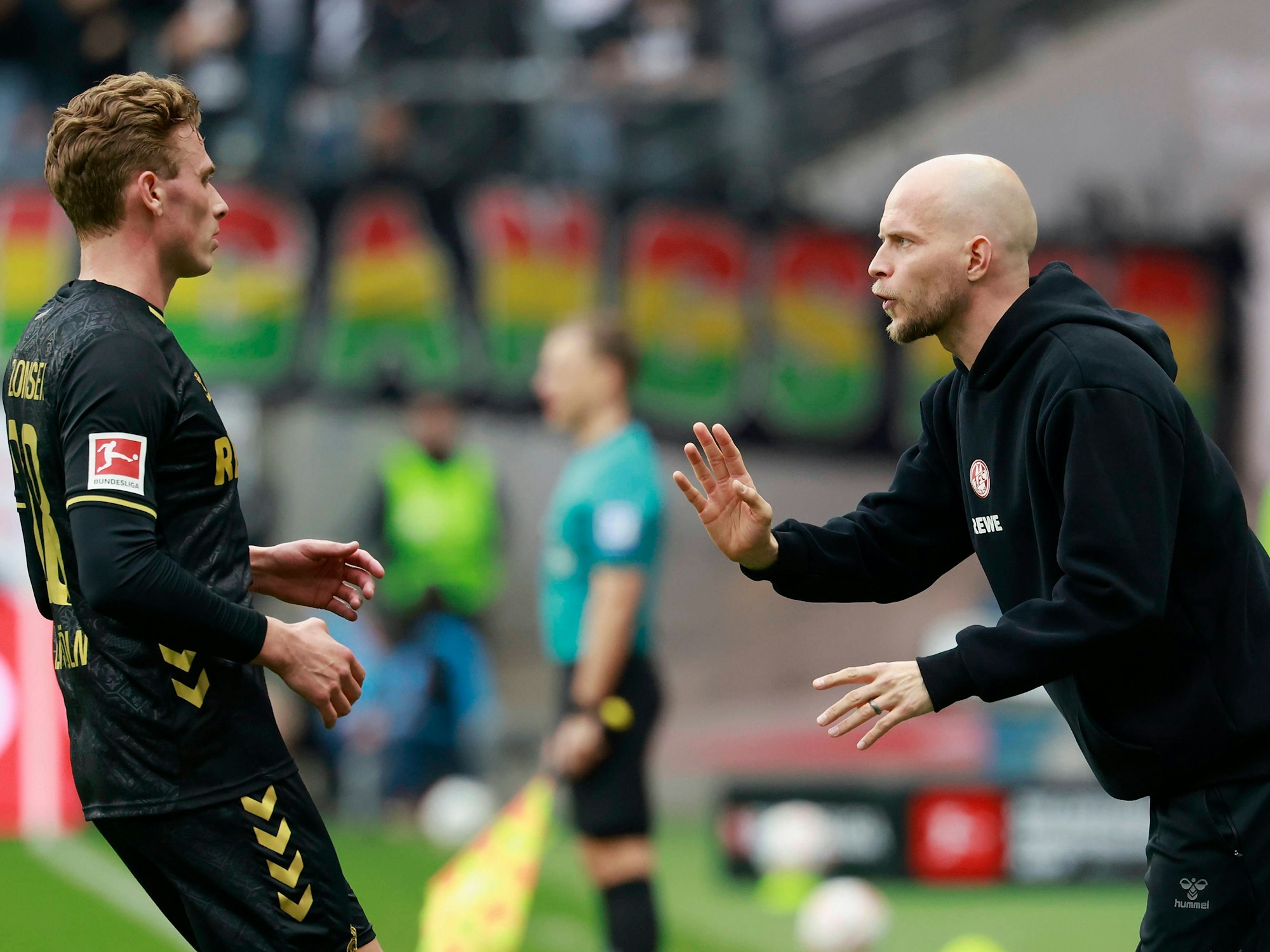 René Wagner gibt Sebastian Sebulonsen Anweisungen.