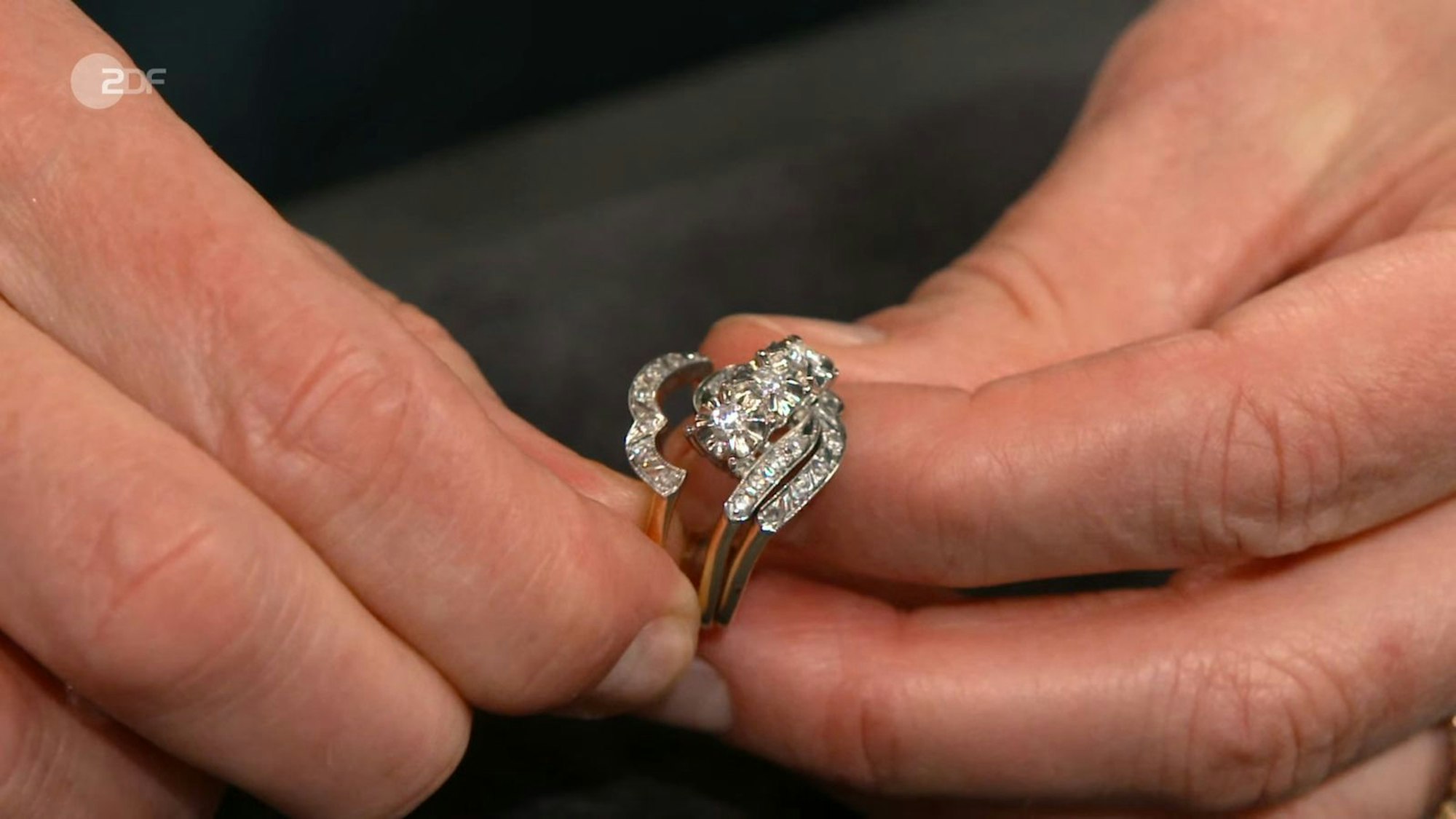„Es sieht so aus, als wären es drei Ringe, aber in Wahrheit werden die drei Ringe zusammen getragen und erscheinen dann wie ein Ring“, sagte Heide Rezepa-Zabel. (Bild: ZDF)