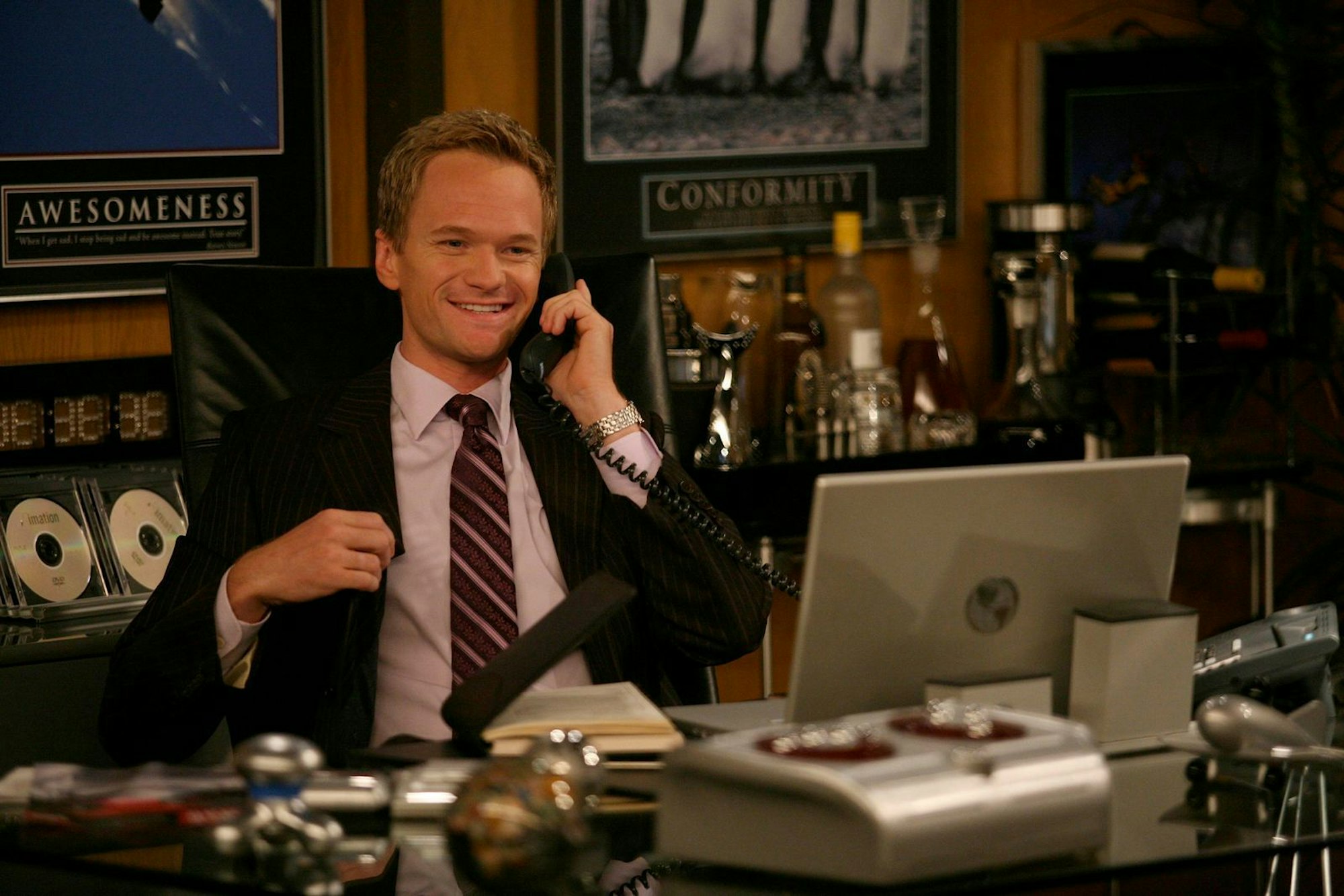 Giacomo Casanova wäre stolz auf diesen Mann: Frauenheld und Ober-Bro Barney Stinson (Neil Patrick Harris) sorgt für die meisten Lacher der Serie. (Bild: 20th Century Fox Home Entertainment)