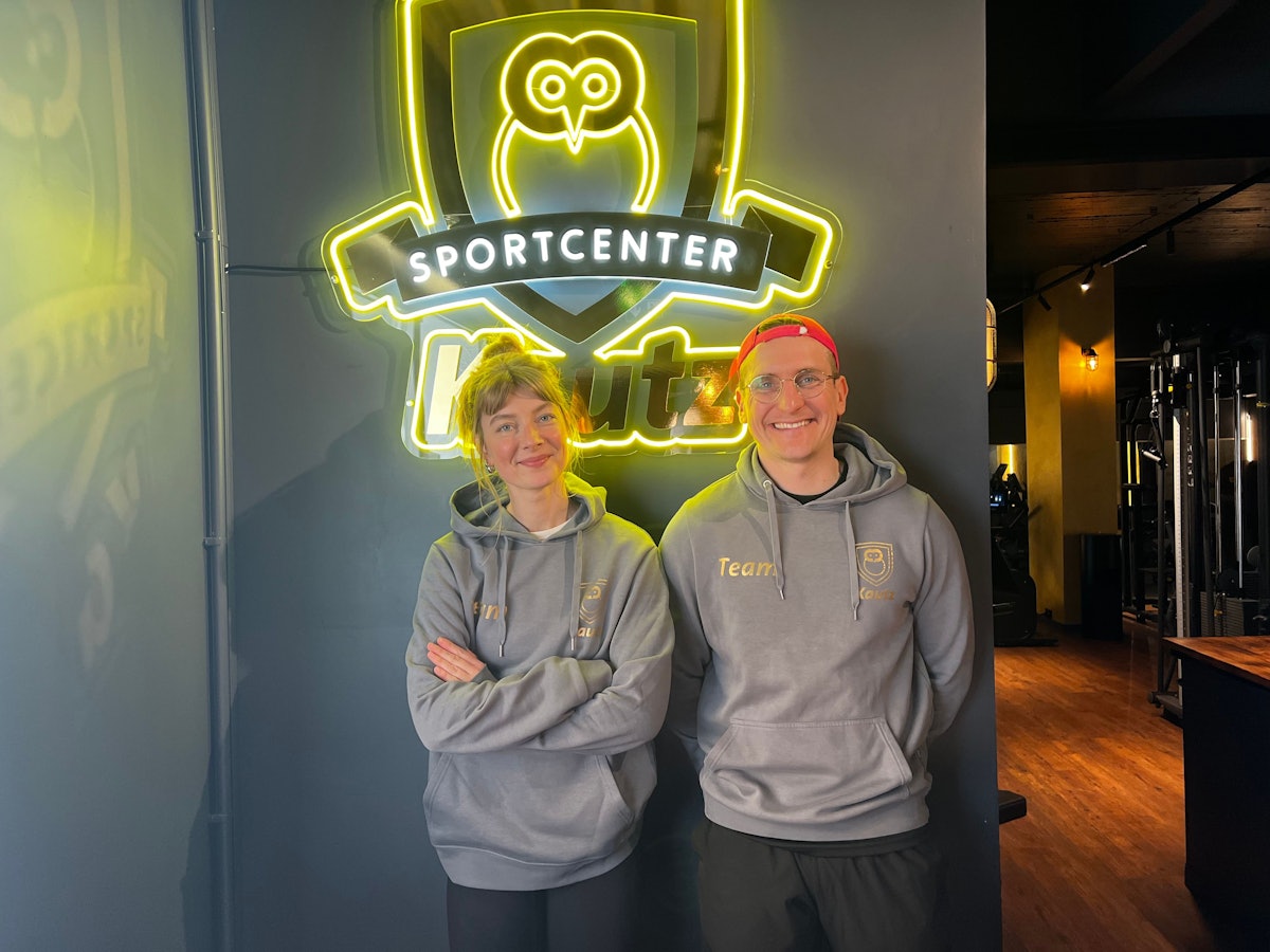 Mira Söns (rechts) und Frederik „Freddy“ Miebach vom Sportcenter Kautz zeigen, wie wir jetzt fit in den Frühling starten.