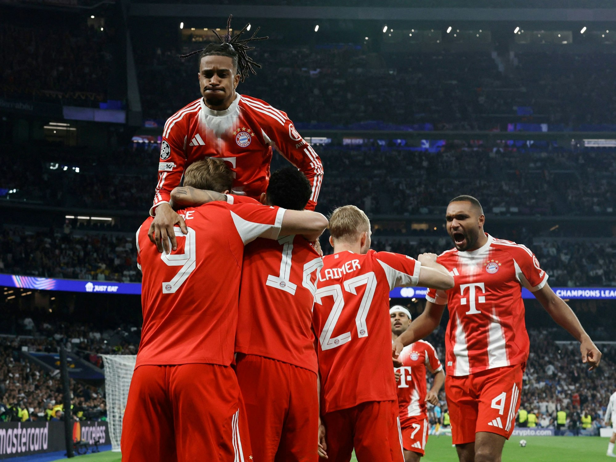 Die Spieler des FC Bayern jubeln nach einem Treffer gegen Real Madrid.