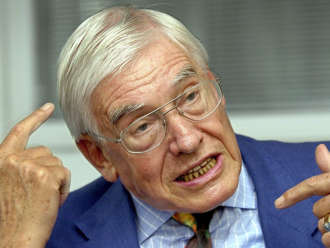 Der frühere Bundespostminister Christian Schwarz-Schilling (CDU) gestikuliert.