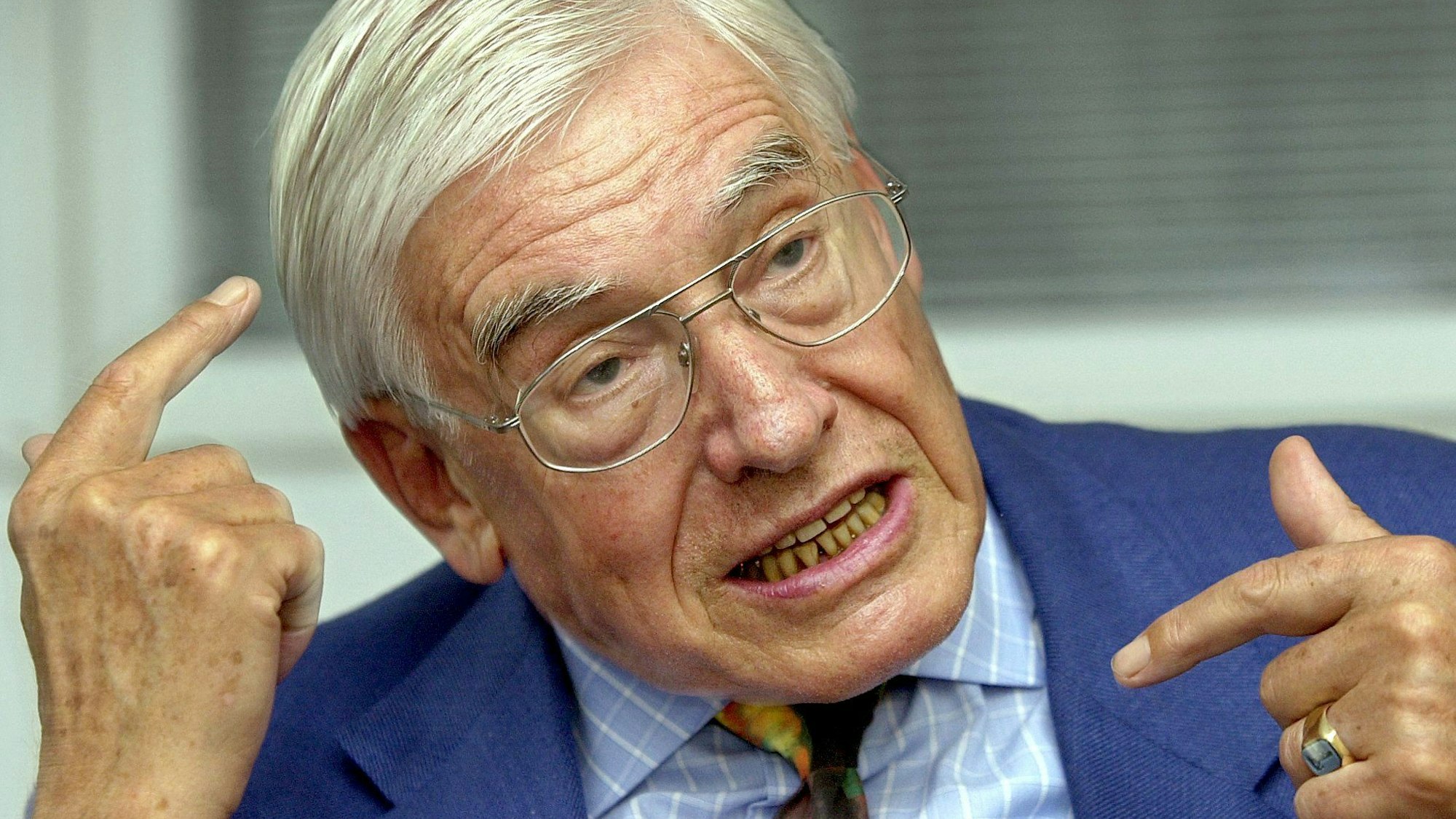 Der frühere Bundespostminister Christian Schwarz-Schilling (CDU) gestikuliert.