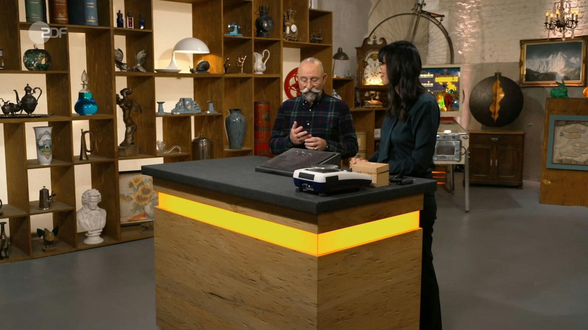 Horst Lichter lobte, wie schön Heide Rezepa-Zabel drei Ringe arrangiert hatte. (Bild: ZDF)