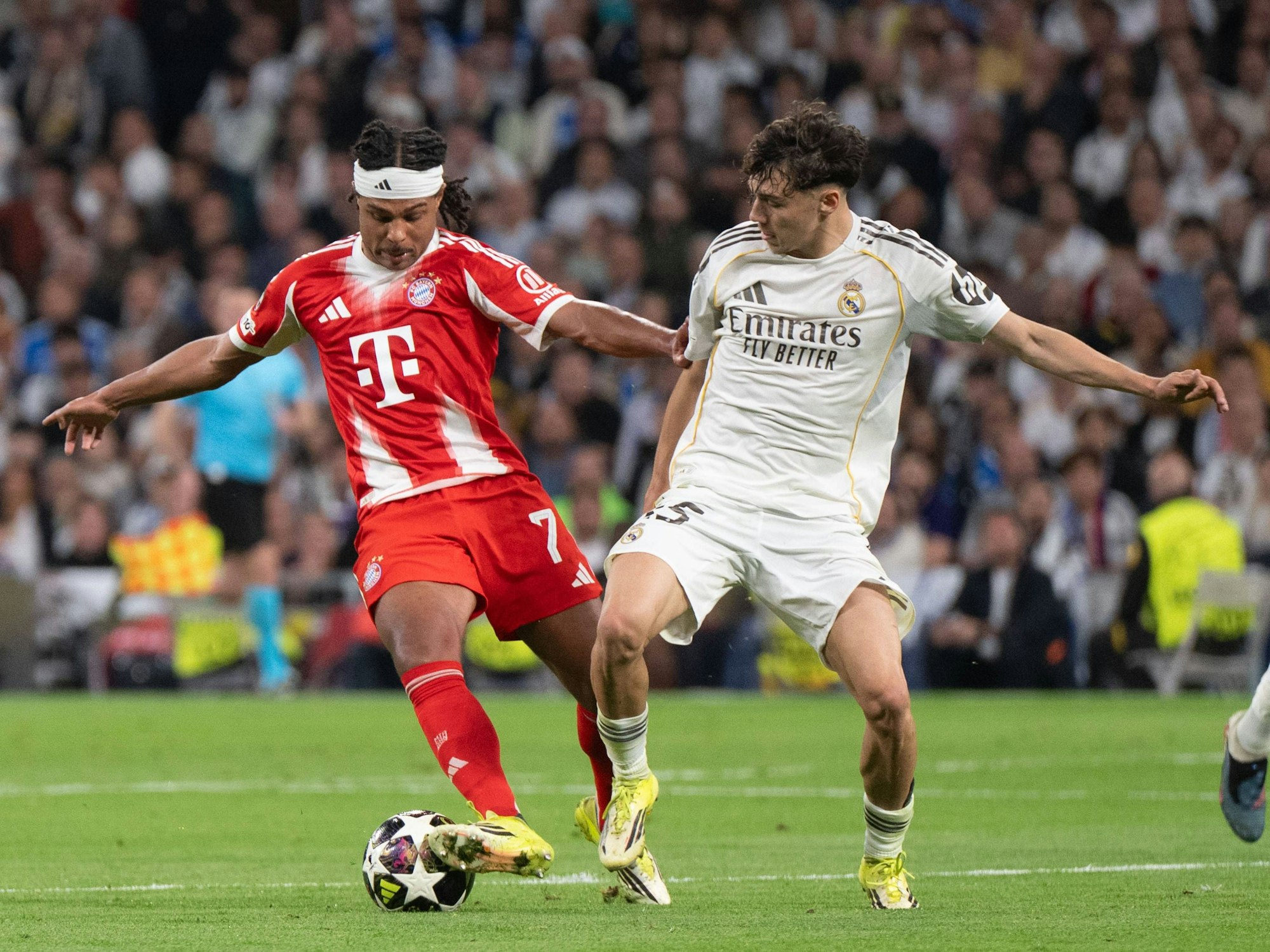 Serge Gnabry (l.) und Thiago im Zweikampf um den Ball.