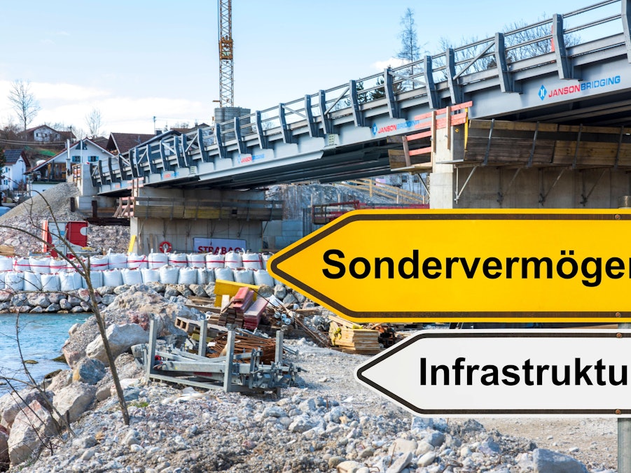 Baustelle mit Wegweiser Sondervermögen und Infrastruktur