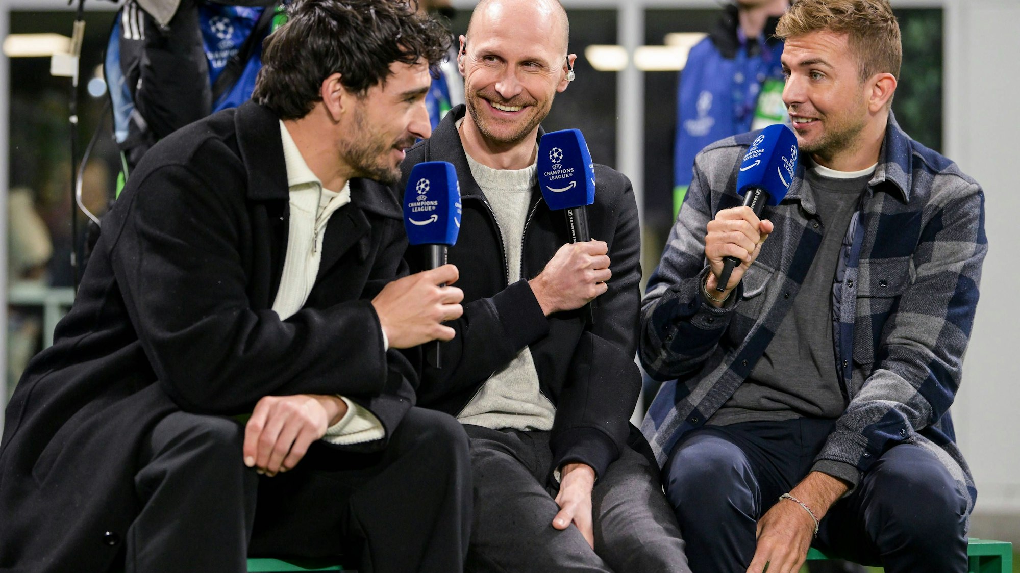 Mats Hummels, Benedikt Höwedes und Christoph Kramer unterhalten sich.