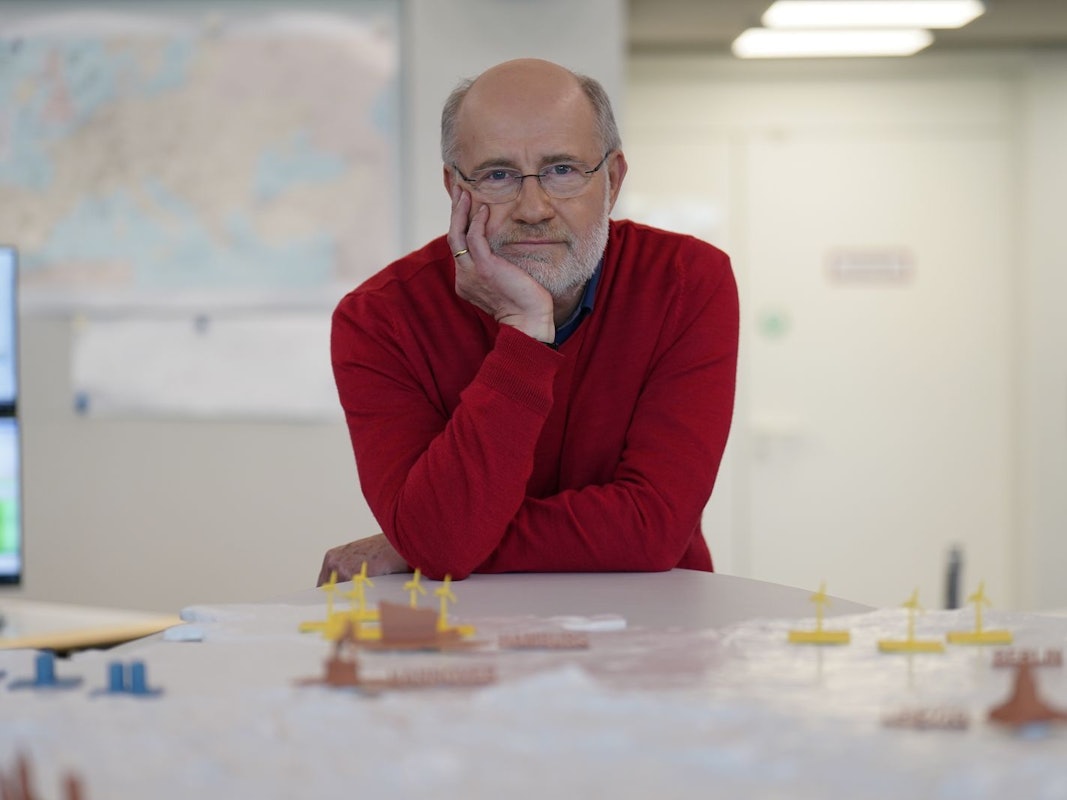 Muss man sich Sorgen machen? Harald Lesch blickt durchaus nachdenklich auf die drei Szenarien, die einen Blackout verursachen können. (Bild: ZDF/Mona Lynn Wiemers)