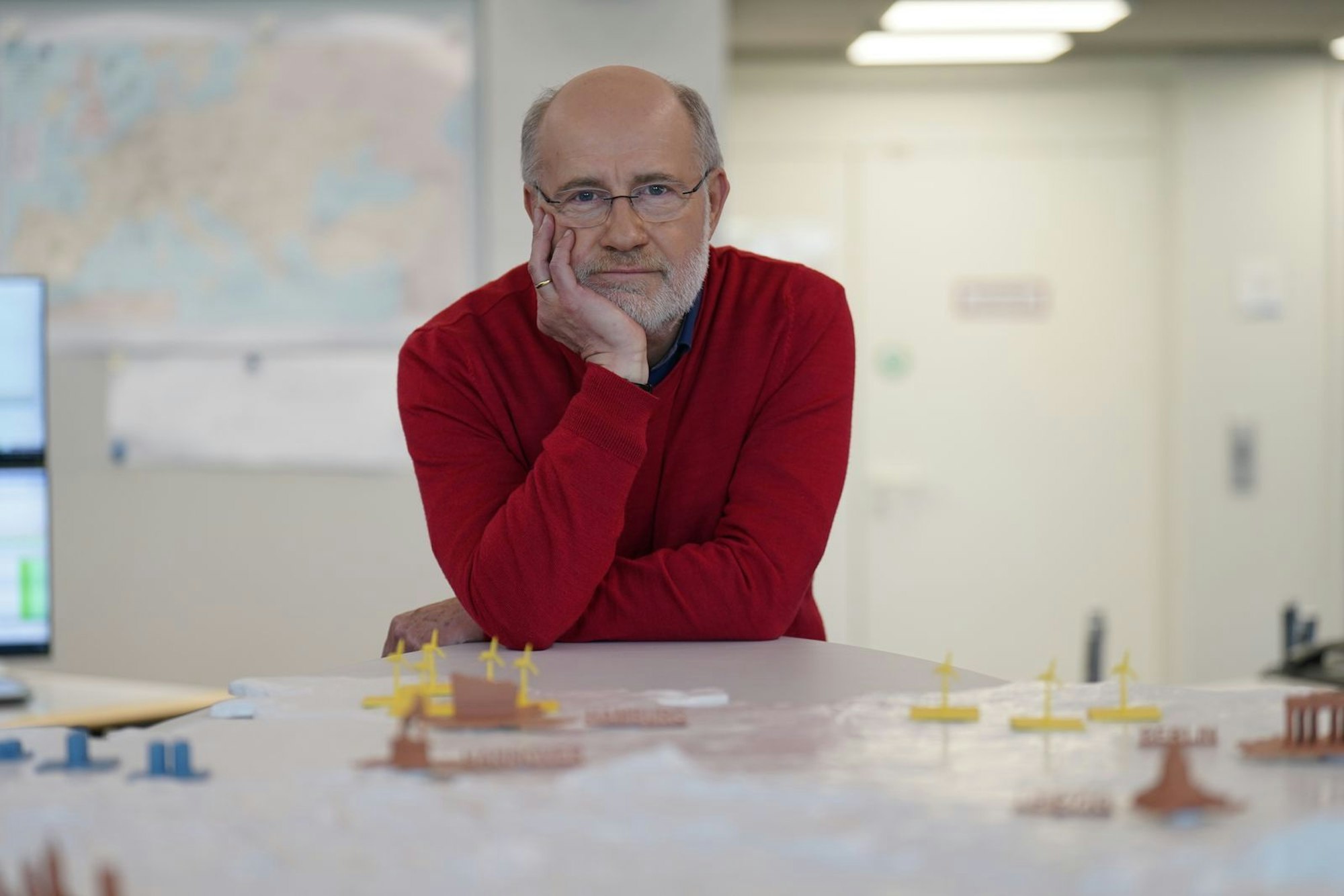 Muss man sich Sorgen machen? Harald Lesch blickt durchaus nachdenklich auf die drei Szenarien, die einen Blackout verursachen können. (Bild: ZDF/Mona Lynn Wiemers)