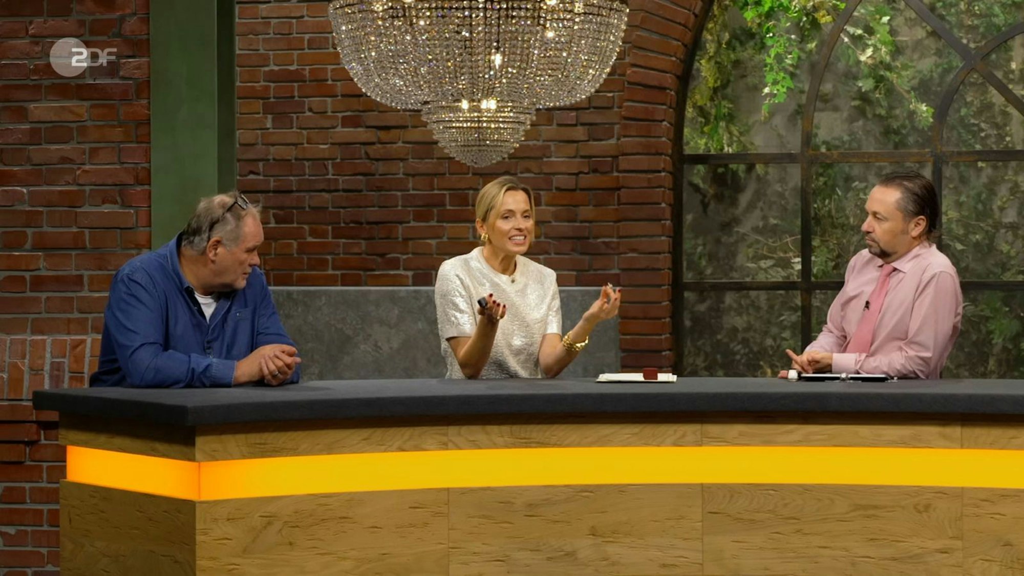 Wolfang Paurtisch (rechts) betonte: „Fakt ist: Für dieses Geld kann man diesen Ring nicht herstellen heutzutage.“ (Bild: ZDF)