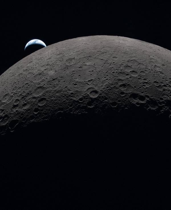 Dieses von der NASA am 7. April 2026 veröffentlichte Bild zeigt die Erde, wie sie vom Raumschiff Orion aus gesehen über dem gewölbten Rand des Mondes untergeht.