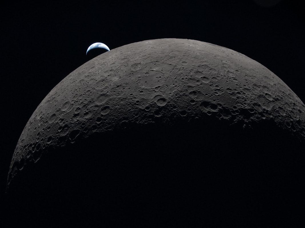 Dieses von der NASA am 7. April 2026 veröffentlichte Bild zeigt die Erde, wie sie vom Raumschiff Orion aus gesehen über dem gewölbten Rand des Mondes untergeht.