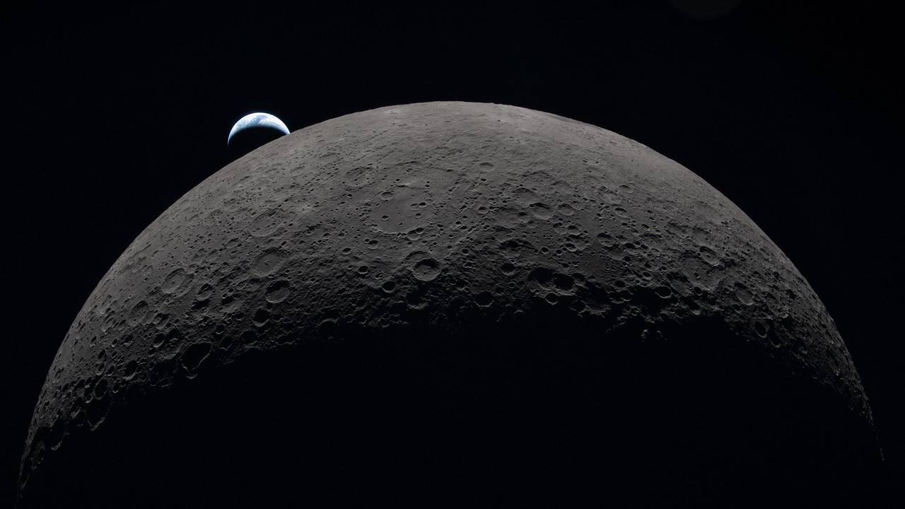 Dieses von der NASA am 7. April 2026 veröffentlichte Bild zeigt die Erde, wie sie vom Raumschiff Orion aus gesehen über dem gewölbten Rand des Mondes untergeht.