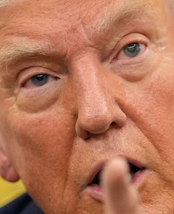 Präsident Donald Trump spricht mit erhobenem Zeigefinger.