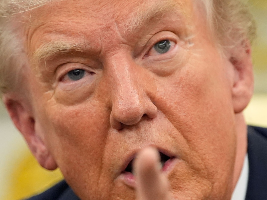 Präsident Donald Trump spricht mit erhobenem Zeigefinger.