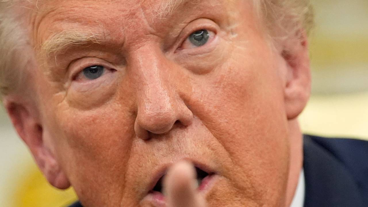 Präsident Donald Trump spricht mit erhobenem Zeigefinger.