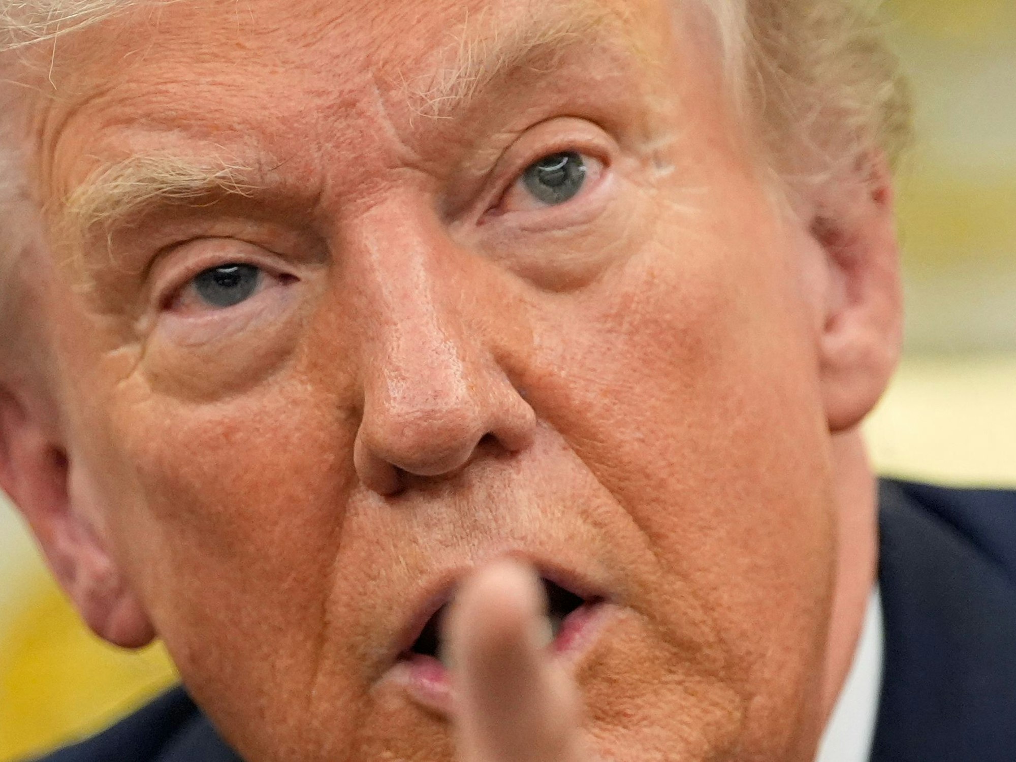 Präsident Donald Trump spricht mit erhobenem Zeigefinger.