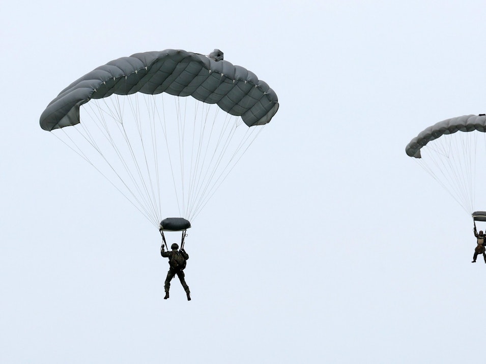 Zwei Fallschirmspringer in der Luft (Symbolfoto).