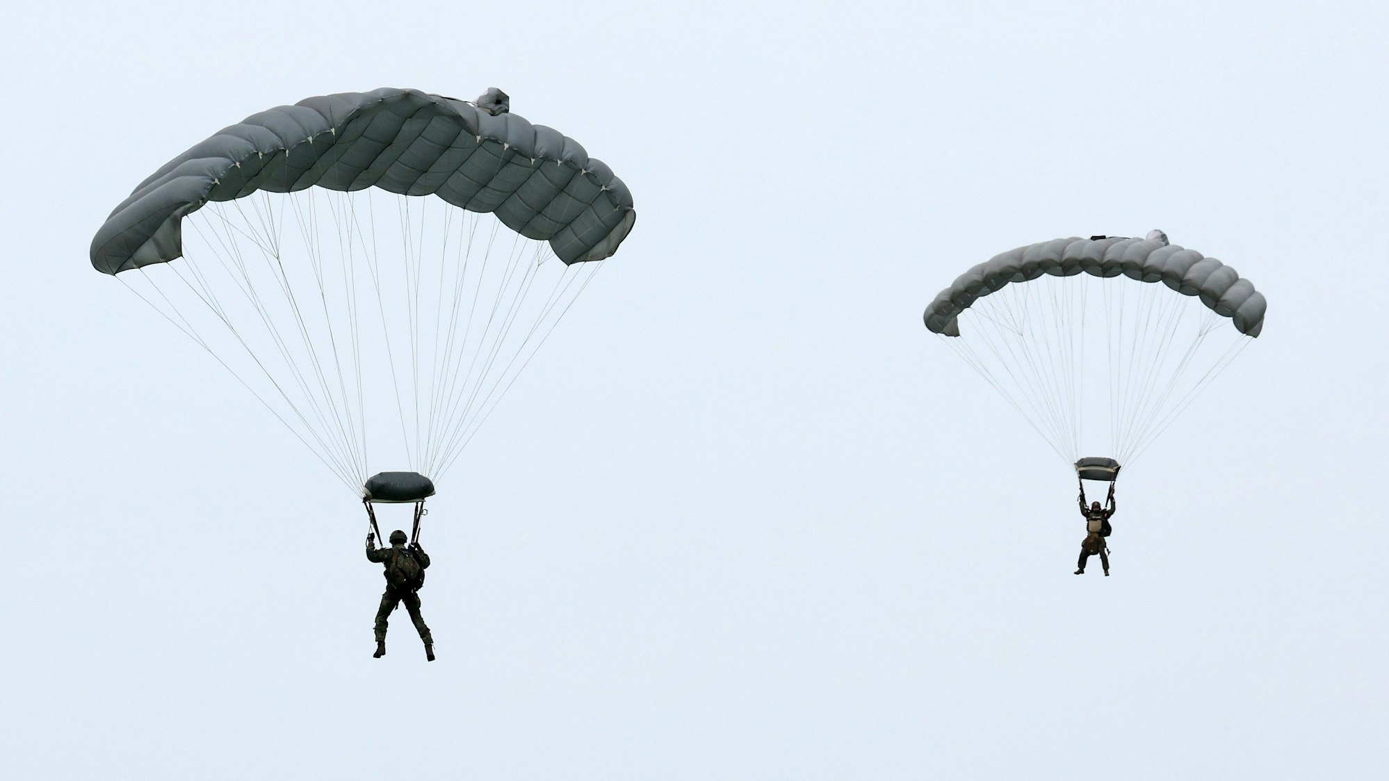 Zwei Fallschirmspringer in der Luft (Symbolfoto).