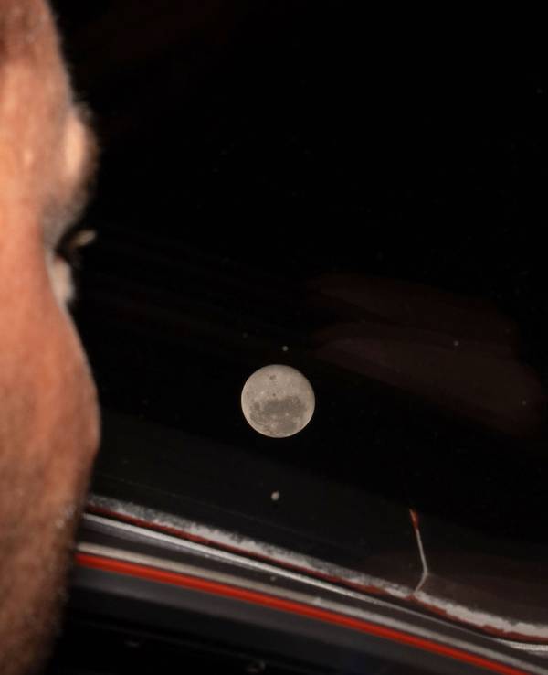 Ein Astronaut blickt auf den Mond.