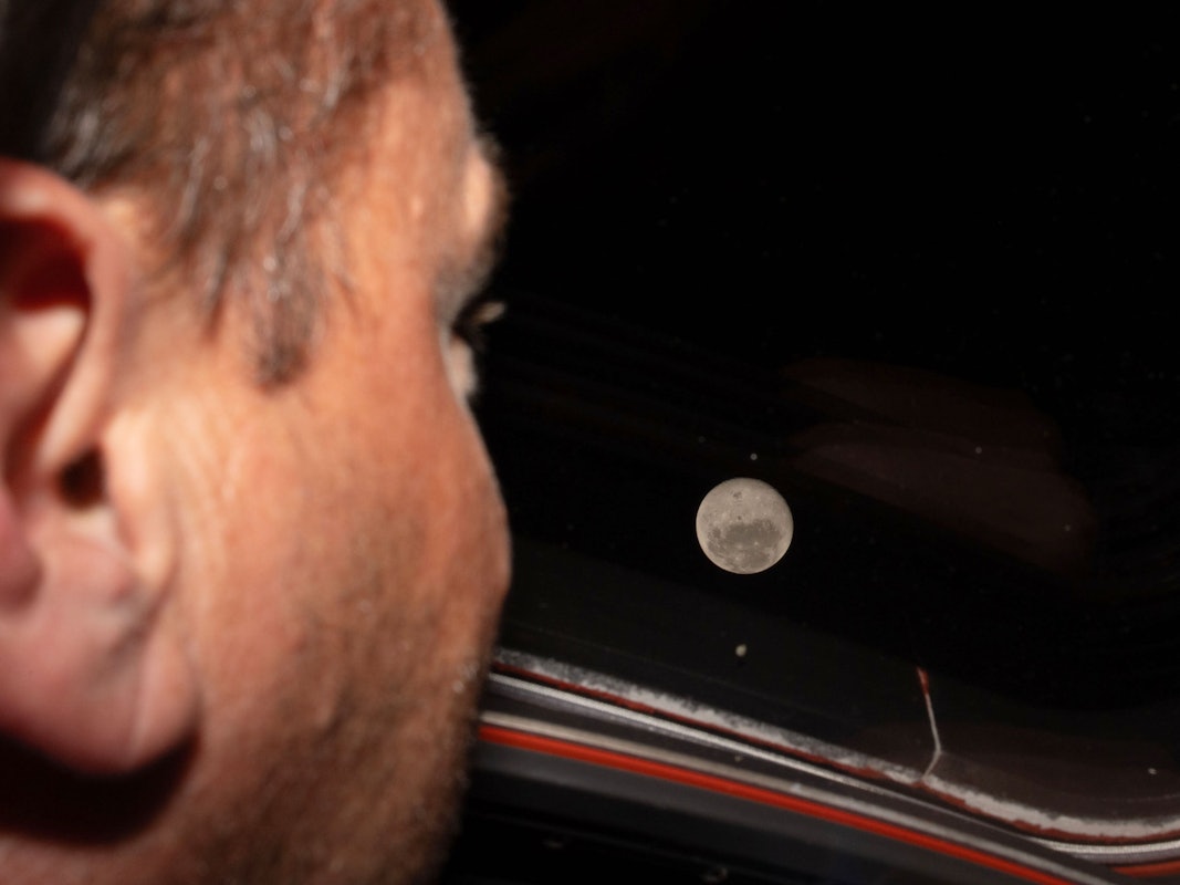 Ein Astronaut blickt auf den Mond.