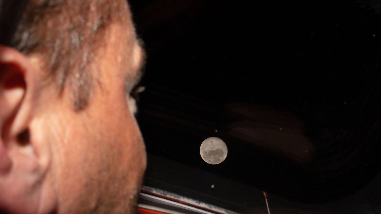 Ein Astronaut blickt auf den Mond.