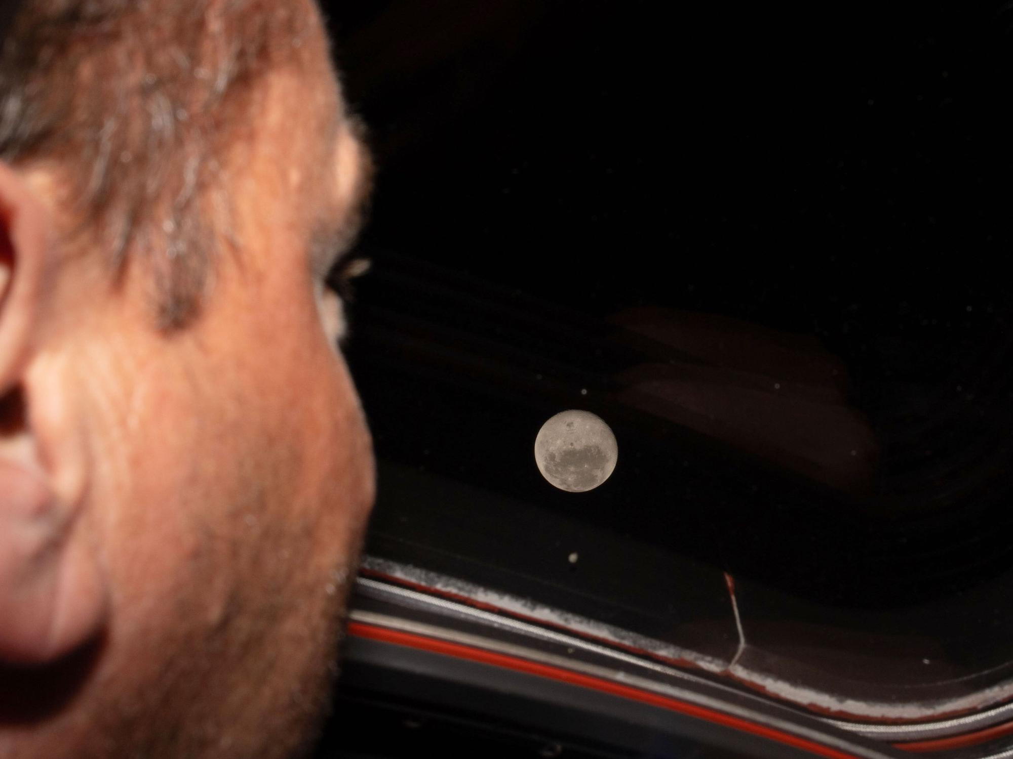 Ein Astronaut blickt auf den Mond.