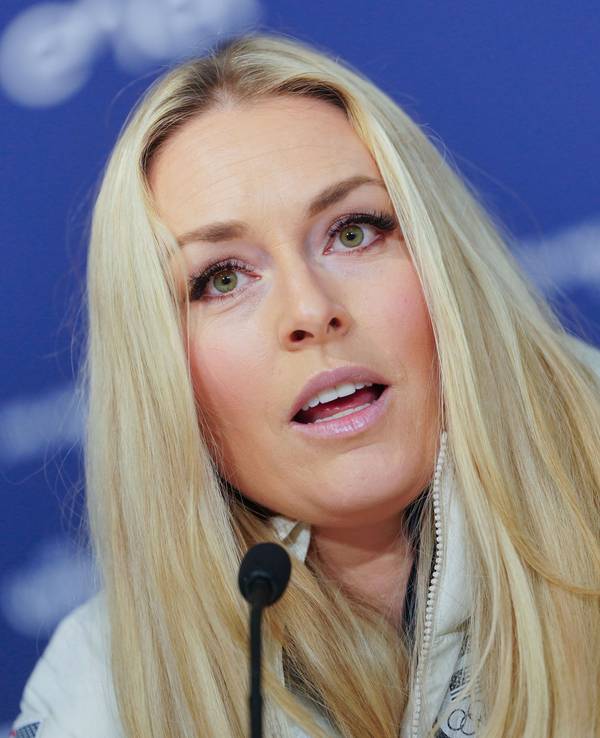 Skirennläuferin Lindsey Vonn spricht auf einer Pressekonferenz.