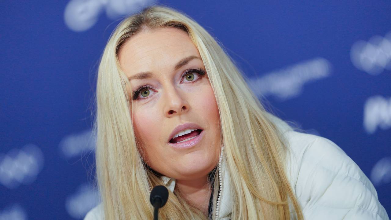 Skirennläuferin Lindsey Vonn spricht auf einer Pressekonferenz.