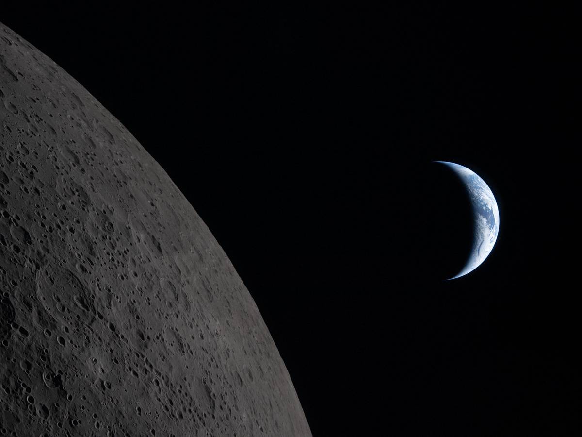 Dieses am 7. April 2026 von der NASA veröffentlichte Bild zeigt die Erde, wie sie sich dem Mond nähert, um hinter ihm zu verschwinden – etwa sechs Minuten vor dem „Earthset“, dem Erduntergang.
