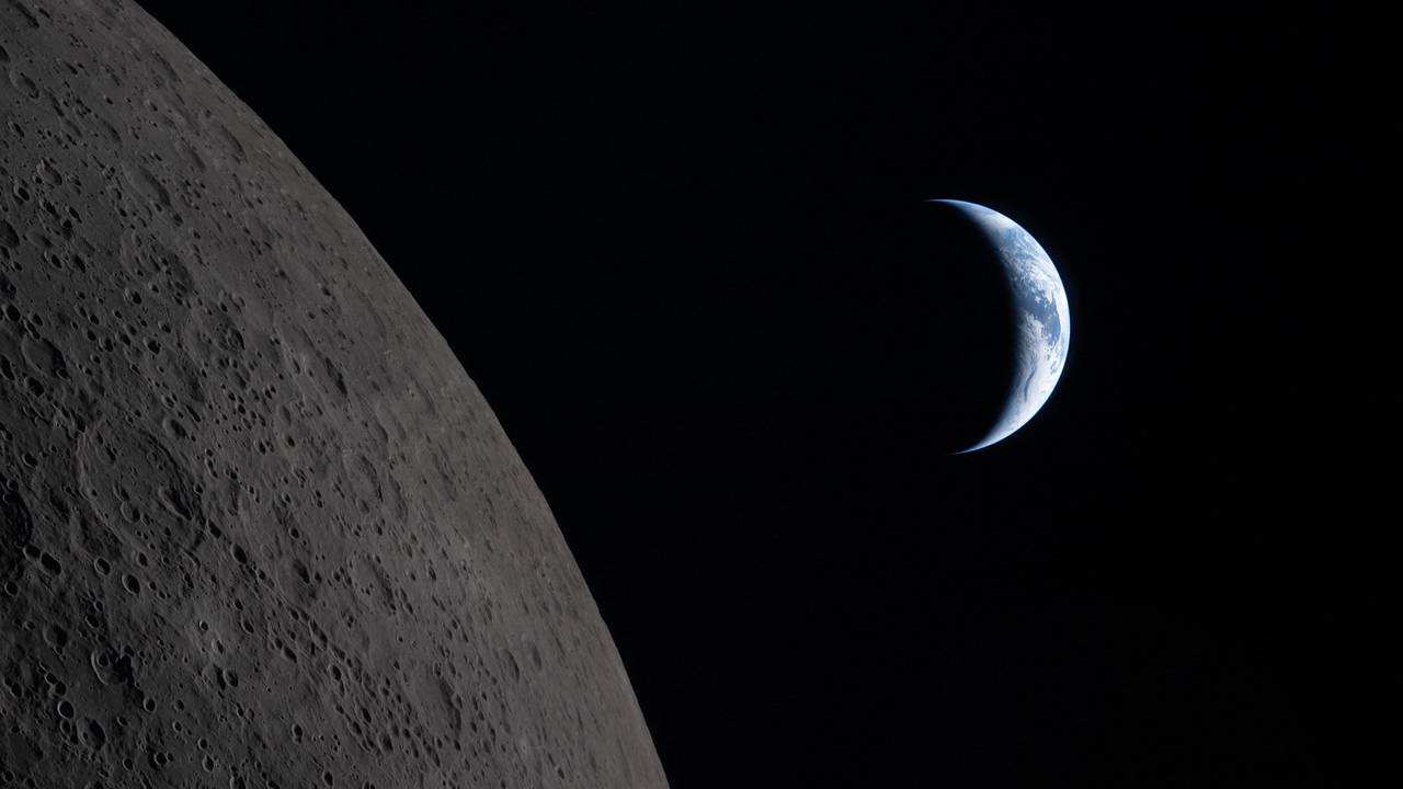 Dieses am 7. April 2026 von der NASA veröffentlichte Bild zeigt die Erde, wie sie sich dem Mond nähert, um hinter ihm zu verschwinden – etwa sechs Minuten vor dem „Earthset“, dem Erduntergang.