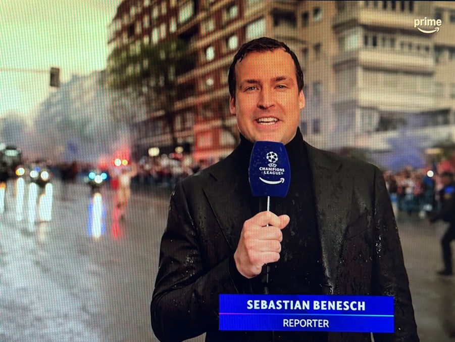 Prime-Reporter Sebastian Benesch steht vor dem Stadion von Real Madrid bei einer Live-Schalte.
