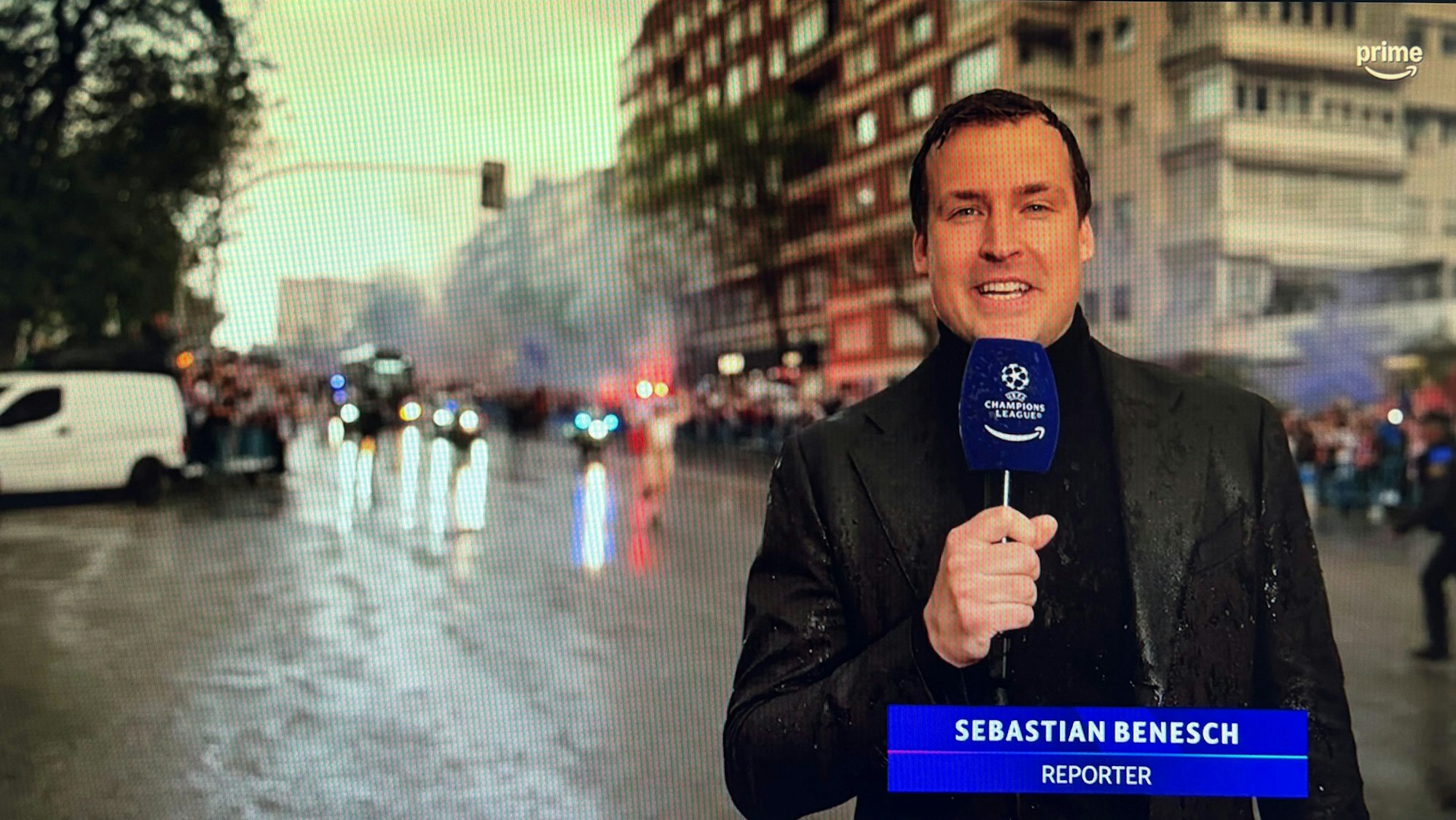 Prime-Reporter Sebastian Benesch steht vor dem Stadion von Real Madrid bei einer Live-Schalte.