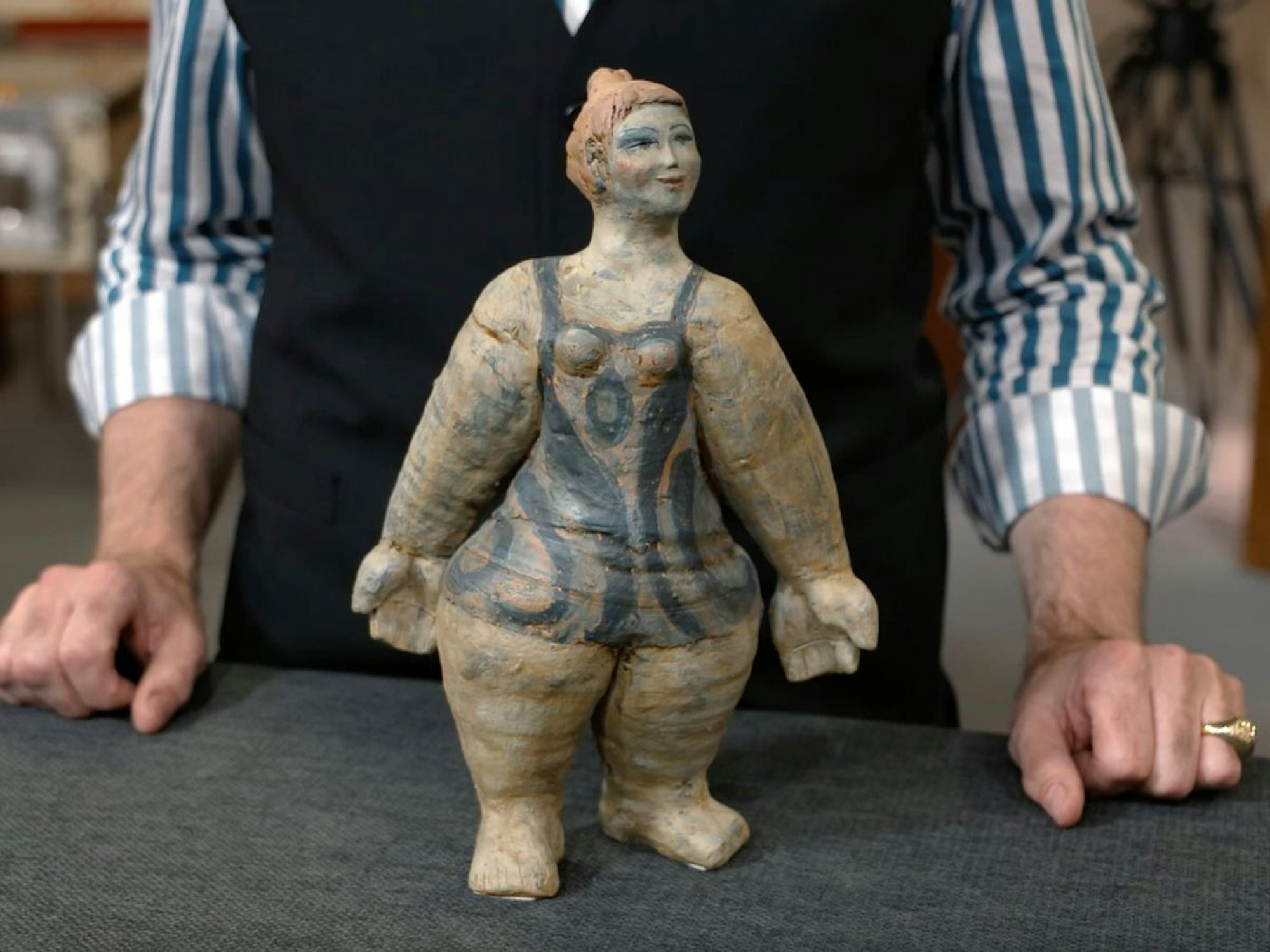 Ulrike aus Bremen hatte die Frau aus Ton in einem Auktionshaus erworben. „Ich fand sie ganz toll, aber dort, wo ich sie hinstellen wollte, passt sie nicht“, erklärte die Verkäuferin, warum sie die Figur jetzt schon wieder verkaufen will. Lichter schnaufte und erklärte pragmatisch: „Dann gibt man sie eben wieder frei.“ (Bild: ZDF)