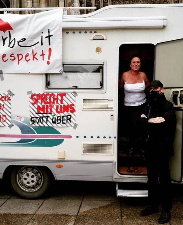 Nicole Schulze demonstrierte 2021 mit anderen Sexarbeiterinnen vor dem Kölner Dom gegen die Kampagne „Rotlicht Aus“. Das Foto zeigt sie mit Kölns bekanntem Kriminalbiologen Mark Benecke („Dr. Made“).