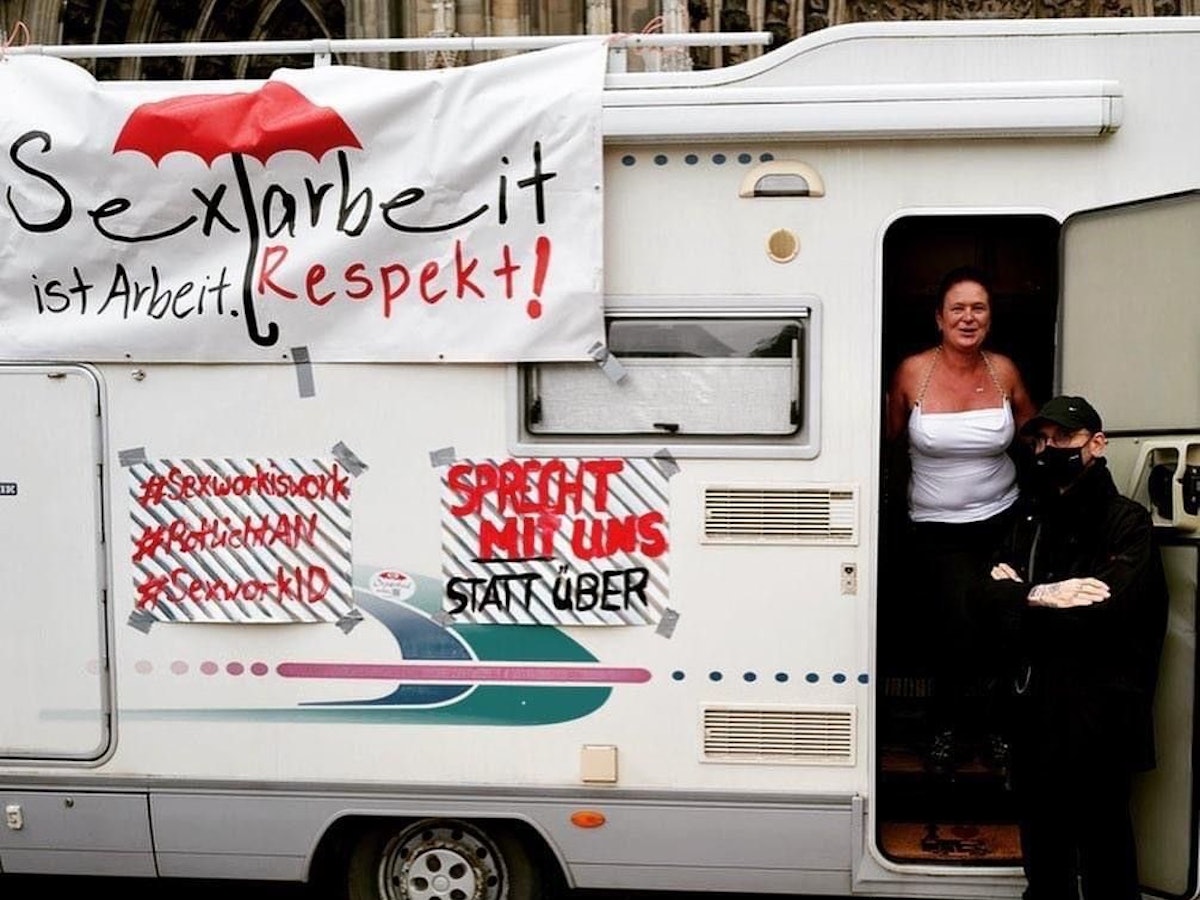 Nicole Schulze demonstrierte 2021 mit anderen Sexarbeiterinnen vor dem Kölner Dom gegen die Kampagne „Rotlicht Aus“. Das Foto zeigt sie mit Kölns bekanntem Kriminalbiologen Mark Benecke („Dr. Made“).