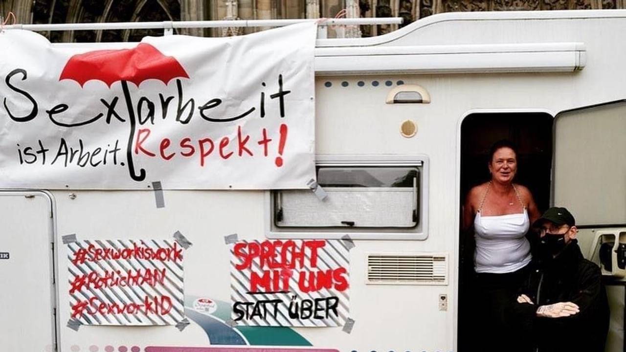 Nicole Schulze demonstrierte 2021 mit anderen Sexarbeiterinnen vor dem Kölner Dom gegen die Kampagne „Rotlicht Aus“. Das Foto zeigt sie mit Kölns bekanntem Kriminalbiologen Mark Benecke („Dr. Made“).
