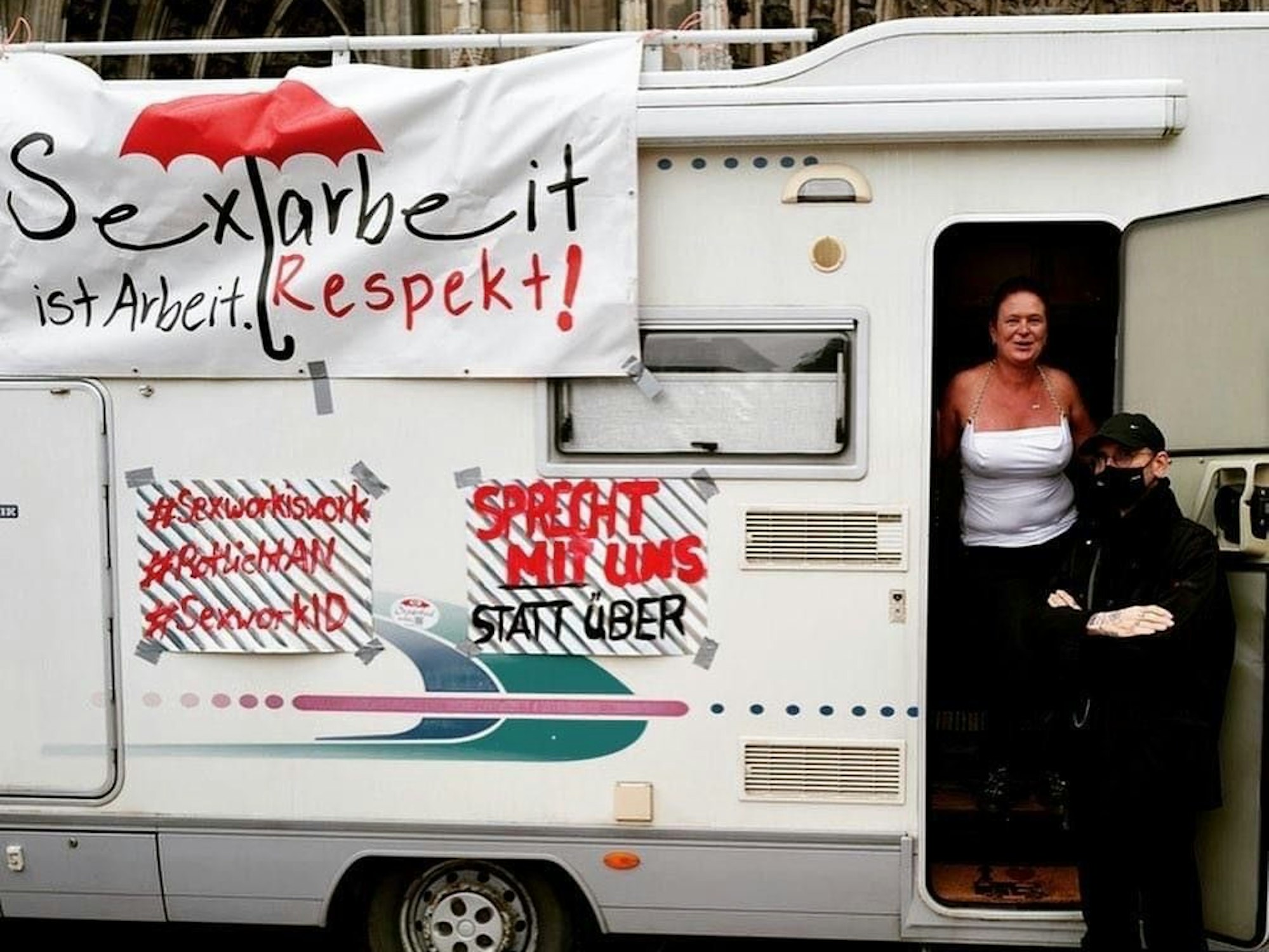 Nicole Schulze demonstrierte 2021 mit anderen Sexarbeiterinnen vor dem Kölner Dom gegen die Kampagne „Rotlicht Aus“. Das Foto zeigt sie mit Kölns bekanntem Kriminalbiologen Mark Benecke („Dr. Made“).