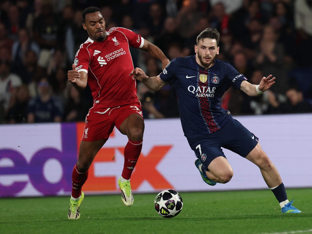 Khvicha Kvaratskhelia (r.) und Ryan Gravenberch im Zweikampf um den Ball.