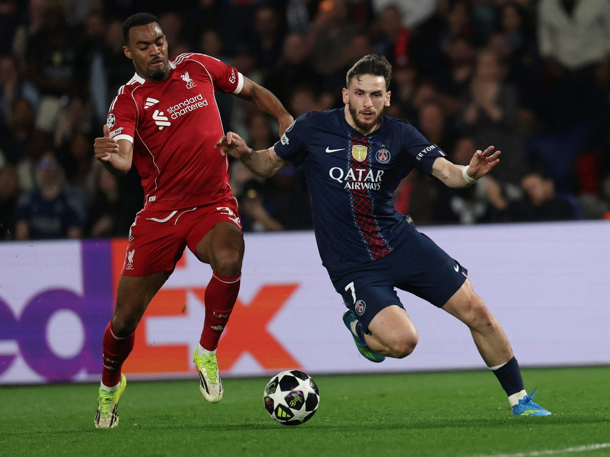 Khvicha Kvaratskhelia (r.) und Ryan Gravenberch im Zweikampf um den Ball.