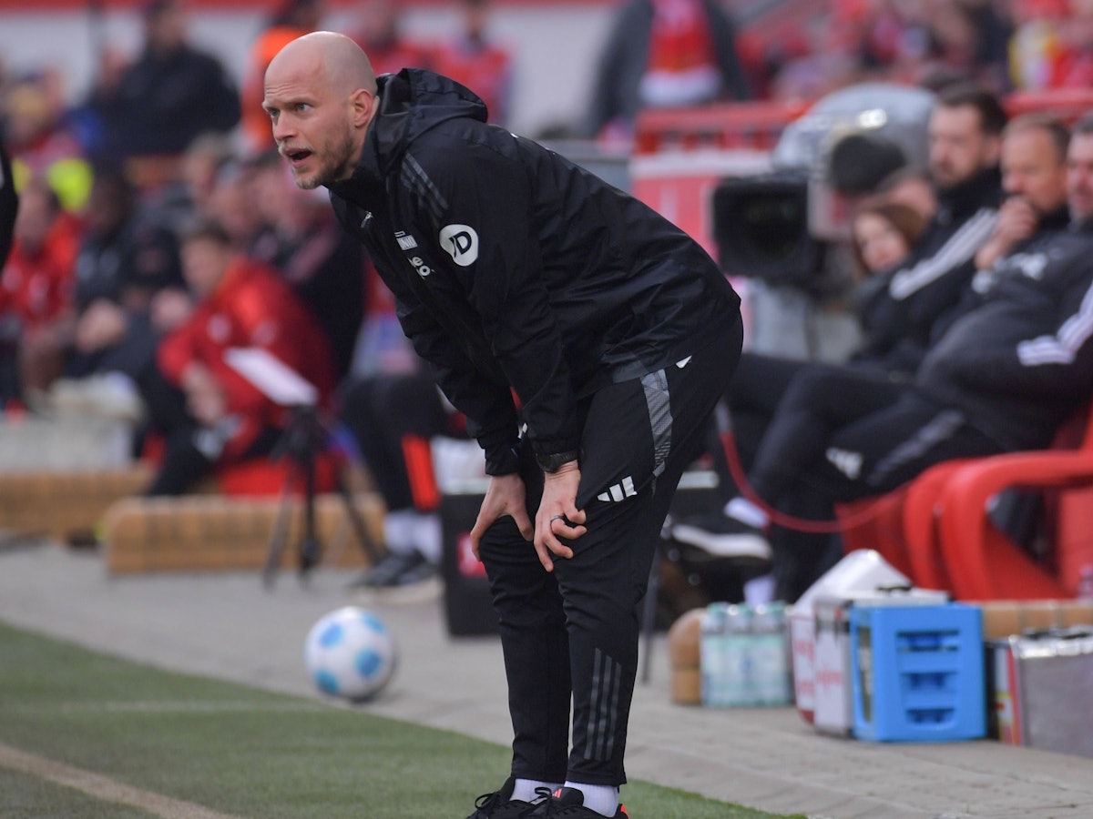 Rene Wagner stützt sich an der Seitenlinie auf seine Knie.