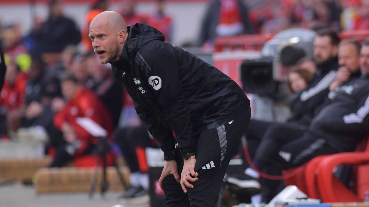 Rene Wagner stützt sich an der Seitenlinie auf seine Knie.