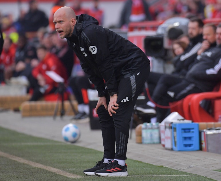 Trainer Wagner beim Spiel des 1. FC Köln