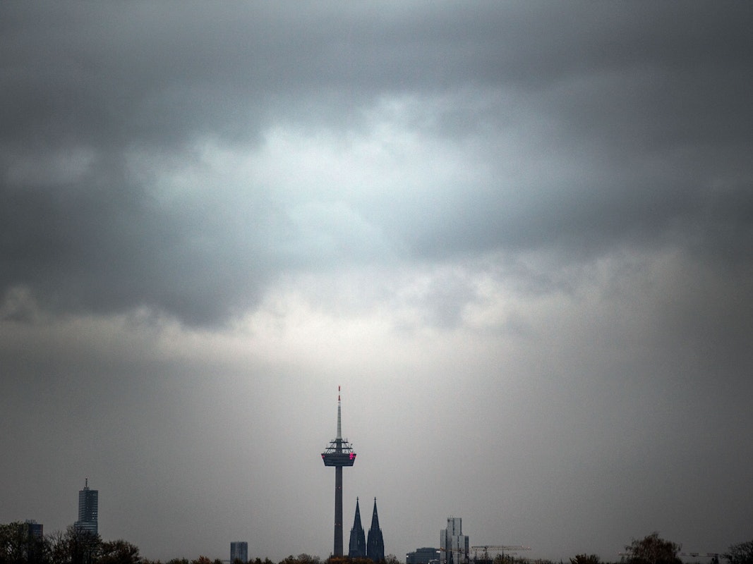 Wolken ziehen über den Kölner Dom und den Fernsehturm Colonius. Das Wetter in Köln und im Rheinland kippt. (Symbolfoto)