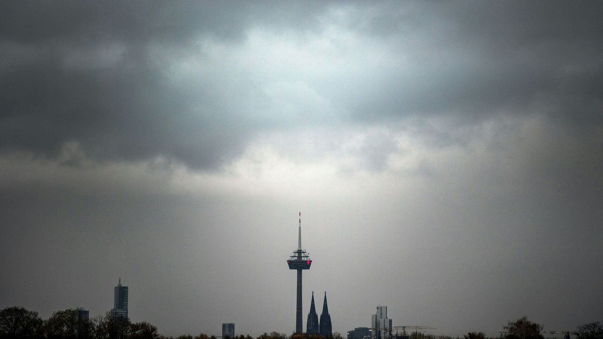 Wolken ziehen über den Kölner Dom und den Fernsehturm Colonius. Das Wetter in Köln und im Rheinland kippt. (Symbolfoto)