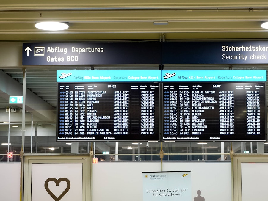 Anzeigetafeln mit annullierten Flügen in Köln (Archivbild).