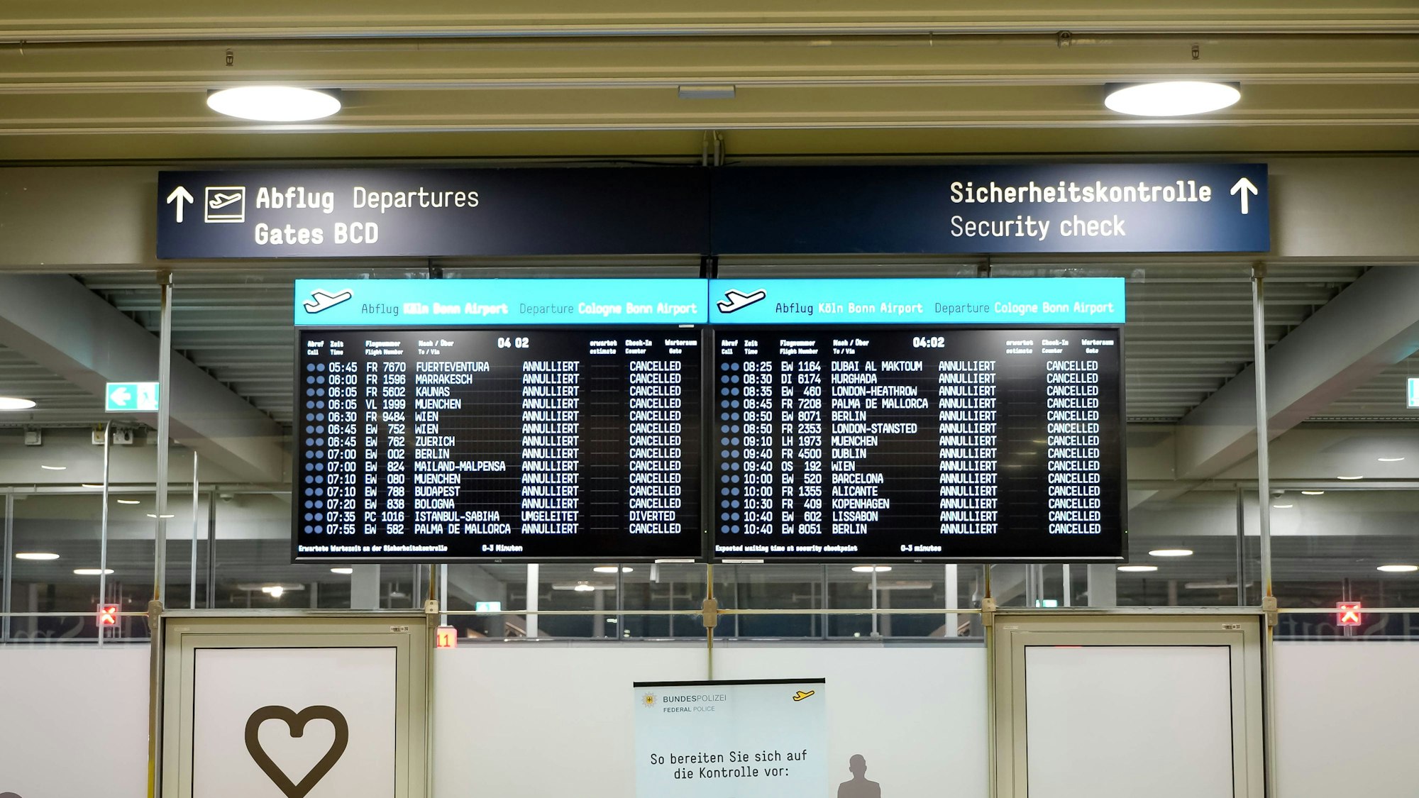 Anzeigetafeln mit annullierten Flügen in Köln (Archivbild).