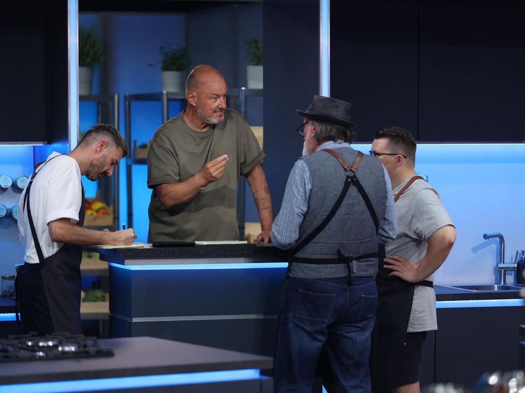 Frank Rosin gibt Jochen Schropp (links), Andreas Hoppe (Zweiter von rechts) und Paul Cooks (rechts) sofort Anweisungen. (Bild: Joyn / Benedikt Müller)