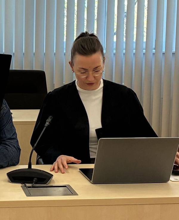 Der Angeklagte im Prozess, in dem es unter anderem um hunderte Fälle von sexuellem Kindesmissbrauch geht, sitzt neben seiner Verteidigerin Anika Klein.
